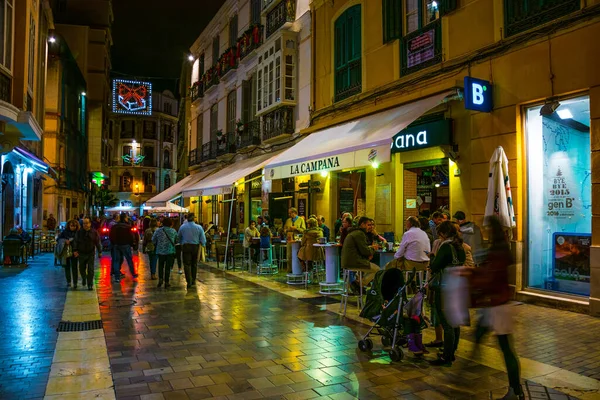 MALAGA, SPAIN, HAZİRAN 4, 2016: Gün batımından sonra Malaga 'nın tarihi merkezinde turist kalabalığı dolaşıyor