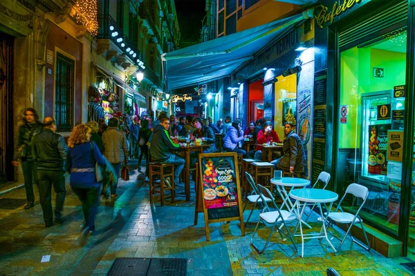 MALAGA, SPAIN, HAZİRAN 4, 2016: Gün batımından sonra Malaga 'nın tarihi merkezinde turist kalabalığı dolaşıyor