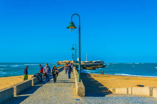 CADIZ, SPAIN, HAZİRAN 6 HAZİRAN: İnsanlar İspanya 'nın Cadiz kentindeki San Sebastian şatosuna giden dar tuğlalardan geçiyorlar