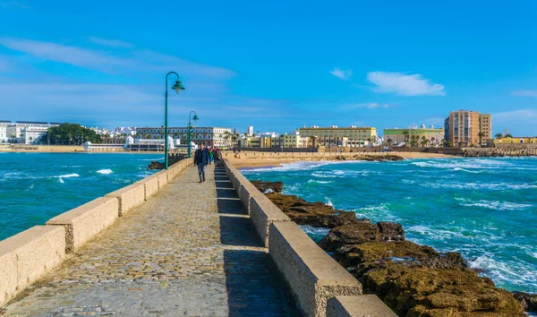 CADIZ, SPAIN, HAZİRAN 6 HAZİRAN: İspanya 'nın Cadiz kentindeki San Sebastian şatosuna giden dar bir tuğla yol