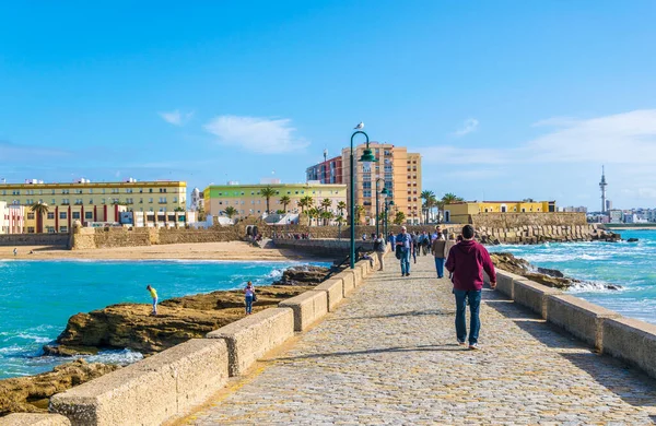 CADIZ, SPAIN, HAZİRAN 6 HAZİRAN: İspanya 'nın Cadiz kentindeki San Sebastian şatosuna giden dar bir tuğla yol