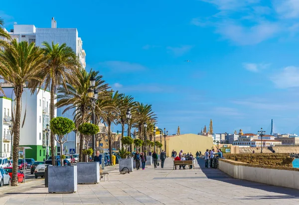 CADIZ, SPAIN, HAZİRAN 6 HAZİRAN 2016: Cadiz 'deki sahil gezisinde insanlar yürüyor