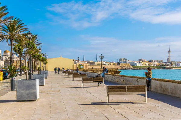 CADIZ, SPAIN, HAZİRAN 6 HAZİRAN 2016: Cadiz 'deki sahil gezisinde insanlar yürüyor