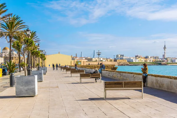 CADIZ, SPAIN, HAZİRAN 6 HAZİRAN 2016: Cadiz 'deki sahil gezisinde insanlar yürüyor