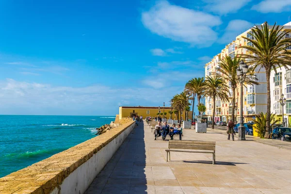 CADIZ, SPAIN, HAZİRAN 6 HAZİRAN 2016: Cadiz 'deki sahil gezisinde insanlar yürüyor