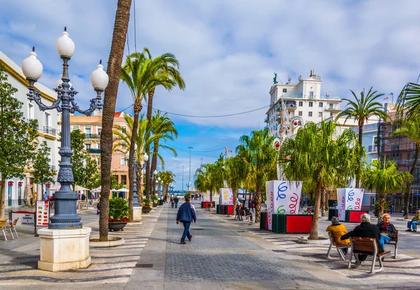 CADIZ, SPAIN, HAZİRAN 6 HAZİRAN 2016: Cadiz 'deki Aziz John meydanında insanlar geziniyor