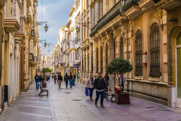 CADIZ, SPAIN, HAZİRAN 6 HAZİRAN 2016: İspanya 'nın tarihi Cadiz kentinde insanlar dar bir caddede çalıyorlar