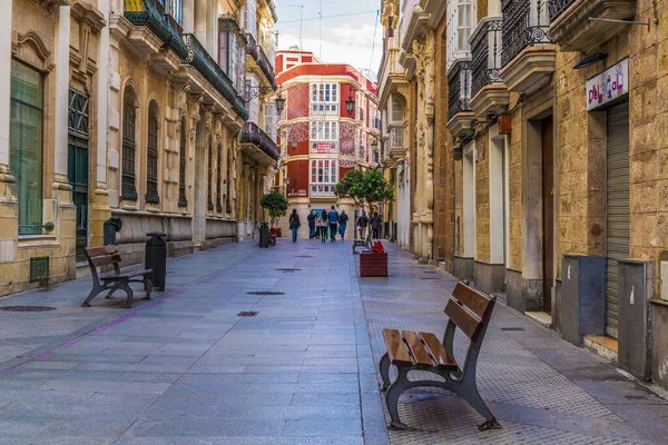 CADIZ, SPAIN, HAZİRAN 6 HAZİRAN 2016: İspanya 'nın tarihi Cadiz kentinde insanlar dar bir caddede çalıyorlar