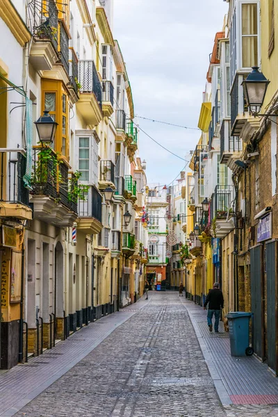 CADIZ, SPAIN, HAZİRAN 6 HAZİRAN 2016: İspanya 'nın tarihi Cadiz kentinde insanlar dar bir caddede çalıyorlar