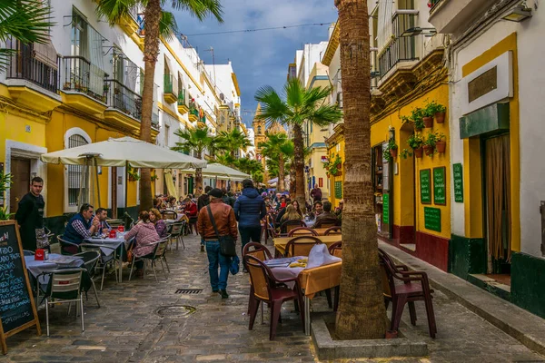 CADIZ, SPAIN, HAZİRAN 6 HAZİRAN: İspanya 'nın Cadiz kentindeki Calle de la Virgen' de insanlar öğle yemeğinin tadını çıkarıyorlar