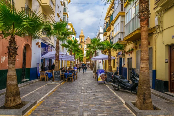 CADIZ, SPAIN, HAZİRAN 6 HAZİRAN: İspanya 'nın Cadiz kentindeki Calle de la Virgen' de insanlar öğle yemeğinin tadını çıkarıyorlar