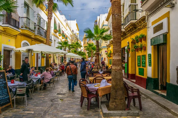 CADIZ, SPAIN, HAZİRAN 6 HAZİRAN: İspanya 'nın Cadiz kentindeki Calle de la Virgen' de insanlar öğle yemeğinin tadını çıkarıyorlar