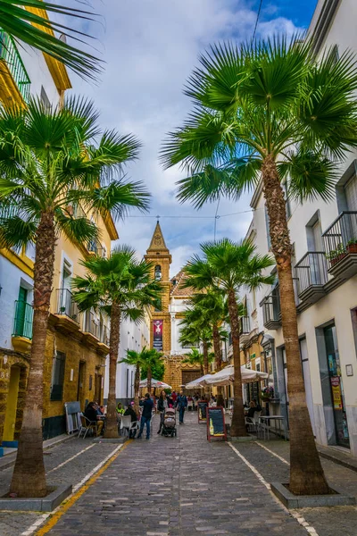 CADIZ, SPAIN, HAZİRAN 6 HAZİRAN: İspanya 'nın Cadiz kentindeki Calle de la Virgen' de insanlar öğle yemeğinin tadını çıkarıyorlar