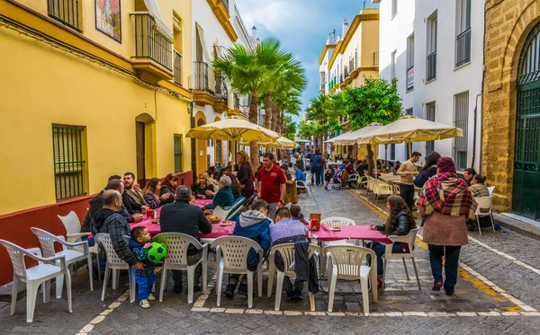 CADIZ, SPAIN, HAZİRAN 6 HAZİRAN: İspanya 'nın Cadiz kentindeki Calle de la Virgen' de insanlar öğle yemeğinin tadını çıkarıyorlar