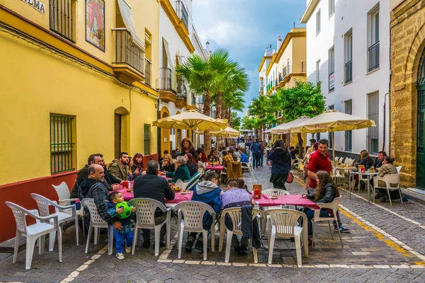 CADIZ, SPAIN, HAZİRAN 6 HAZİRAN: İspanya 'nın Cadiz kentindeki Calle de la Virgen' de insanlar öğle yemeğinin tadını çıkarıyorlar