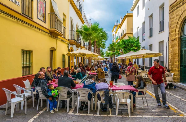 CADIZ, SPAIN, HAZİRAN 6 HAZİRAN: İspanya 'nın Cadiz kentindeki Calle de la Virgen' de insanlar öğle yemeğinin tadını çıkarıyorlar