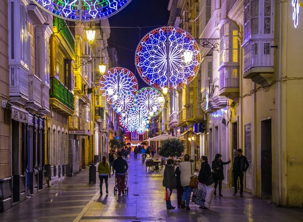 CADIZ, SPAIN, JANUARY 6, 2016: İspanya 'nın Cadiz şehrinin tarihi merkezindeki Calle Ancha caddesinde insanlar çalıyorlar