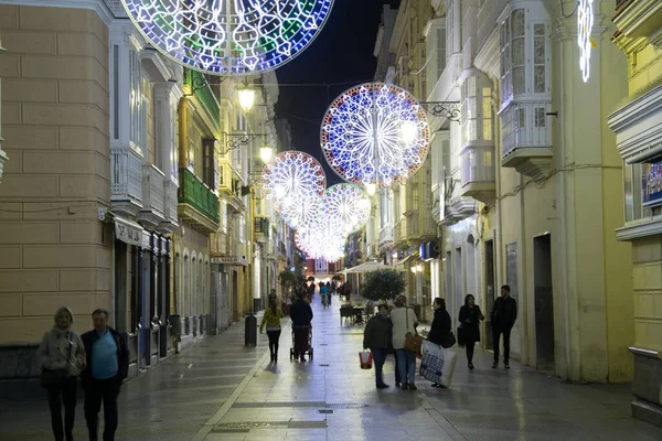 CADIZ, SPAIN, JANUARY 6, 2016: İspanya 'nın Cadiz şehrinin tarihi merkezindeki Calle Ancha caddesinde insanlar çalıyorlar