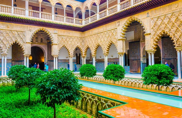 SEVILLA, İspanya, 7 HAZİRAN 2016: İspanya 'nın Sevilla kentindeki kraliyet alcazar sarayının içindeki bakirelerin avlusunun manzarası