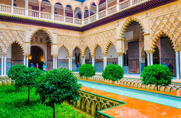 SEVILLA, İspanya, 7 HAZİRAN 2016: İspanya 'nın Sevilla kentindeki kraliyet alcazar sarayının içindeki bakirelerin avlusunun manzarası