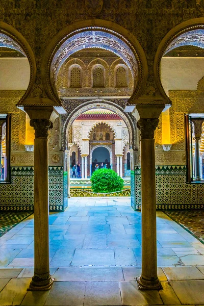 SEVILLA, SPAIN, JANUARY 7, 2016: İspanya 'nın Sevilla kentindeki gerçek alcazar sarayının güzel bir girişinin ayrıntıları.