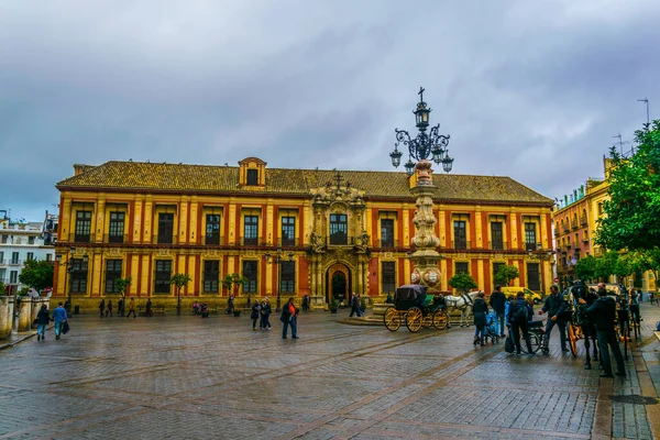 Sevilla Espanha Janeiro 2016 Passam Pessoas Frente Palácio Arcebispo Plaza — Fotografia de Stock