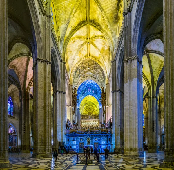 SEVILLA, SPAIN, HAZİRAN 7, 2016: Dünyanın en büyük üçüncü katedrali olarak kabul edilen Sevilla 'daki katedralin içini görmek