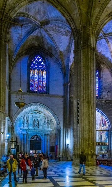 SEVILLA, SPAIN, HAZİRAN 7, 2016: Dünyanın en büyük üçüncü katedrali olarak kabul edilen Sevilla 'daki katedralin içini görmek