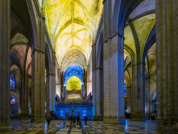 SEVILLA, SPAIN, HAZİRAN 7, 2016: Dünyanın en büyük üçüncü katedrali olarak kabul edilen Sevilla 'daki katedralin içini görmek