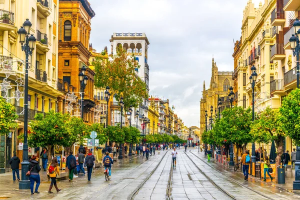 SEVILLA, SPAIN, JANUARY 7, 2016: İspanya 'nın Sevilla kentindeki avenida de la constitucion caddesinde Ocak ayında bulutlu bir günde insanlar geziniyor