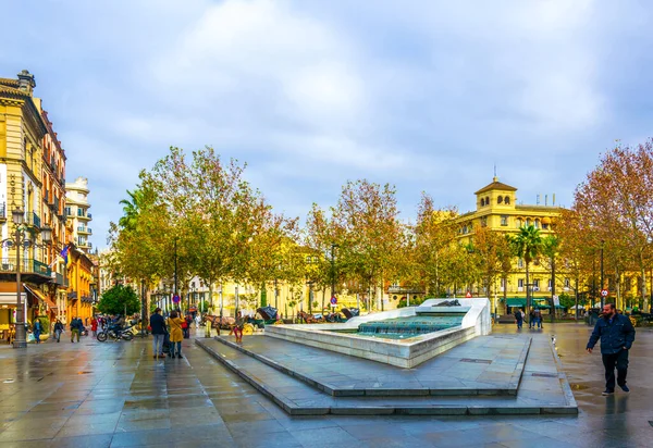 SEVILLA, SPAIN, JANUARY 7, 2016: İnsanlar 27 kuşağın İspanyol şairleri için anıtta geziniyorlar - sevilla a los poetas de la generacion del 27