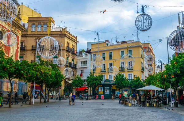 SEVILLA, SPAIN, JANUARY 7, 2016: İspanya 'nın Sevilla kentindeki Plaza del Salvador' da insanlar geziniyor