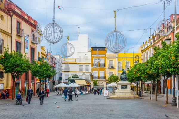 SEVILLA, SPAIN, JANUARY 7, 2016: İspanya 'nın Sevilla kentindeki Plaza del Salvador' da insanlar geziniyor