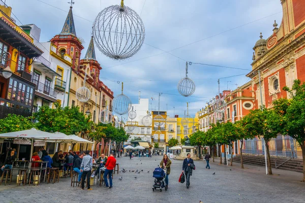 SEVILLA, SPAIN, JANUARY 7, 2016: İspanya 'nın Sevilla kentindeki Plaza del Salvador' da insanlar geziniyor