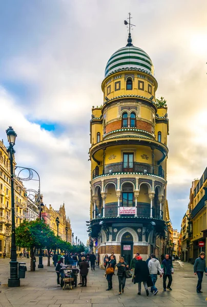 SEVILLA, SPAIN, JANUARY 7, 2016: İspanya 'nın Sevilla şehrinde La avenide de la constitucion' daki la adriatica binasının önünde insanlar geziniyor