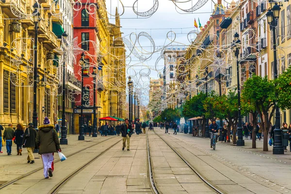 SEVILLA, SPAIN, JANUARY 7, 2016: İspanya 'nın Sevilla kentindeki avenida de la constitucion caddesinde Ocak ayında bulutlu bir günde insanlar geziniyor