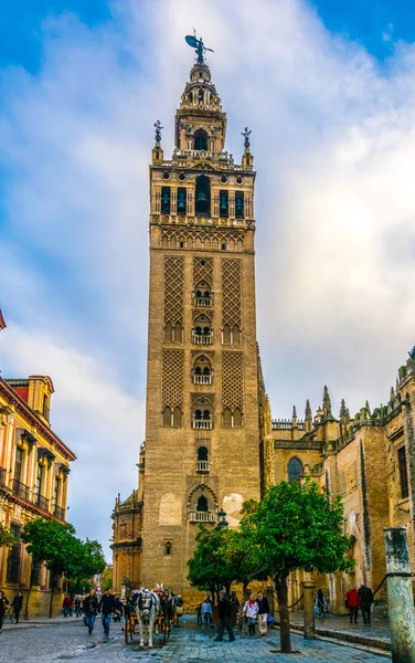 SEVILLA, SPAIN, JANUARY 7, 2016: İspanya 'nın Sevilla kentindeki la giralda kulesinin önünde insanlar geziniyor