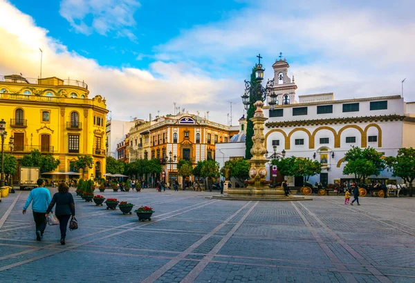SEVILLA, SPAIN, JANUARY 7, 2016: İspanya 'nın Sevilla şehrindeki Plaza de la Virgen Panoraması