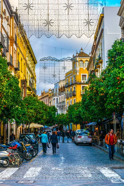 SEVILLA, SPAIN, JANUARY 7, 2016: İspanya 'nın merkezindeki dar bir caddede insanlar çalınıyor