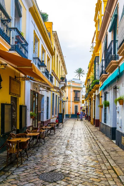 SEVILLA, SPAIN, JANUARY 7, 2016: İspanya 'nın merkezindeki dar bir caddede insanlar çalınıyor