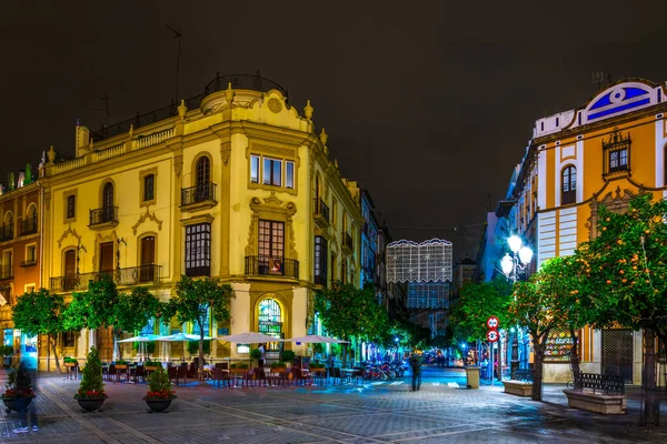 SEVILLA, İspanya, 7 HAZİRAN 2016: İspanya 'nın Sevilla kentindeki Plaza de la Virgen' in gece manzarası
