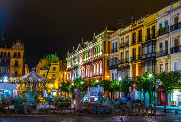 SEVILLA, İspanya, 7 HAZİRAN 2016: İspanya 'nın Sevilla kentindeki Plaza de San Francisco' nun gece manzarası.
