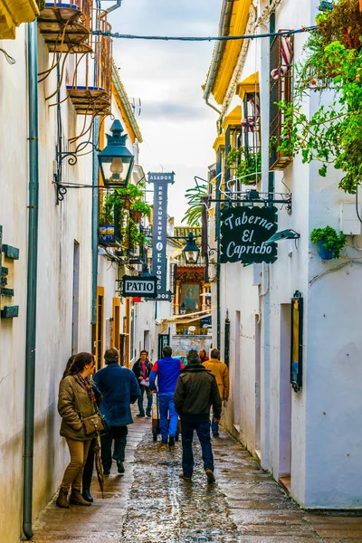 CORDOBA, SPAIN, HAZİRAN 8 HAZİRAN 2016: İspanya 'nın Cordoba kentinin Yahudi mahallesinin beyazlatılmış caddelerinde insanlar geziniyor