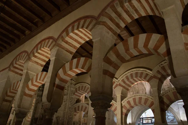 CORDOBA, SPAIN, HAZİRAN 8, 2016: İspanya 'nın Cordoba kentindeki la Mezquita katedralinin kemerleri ve sütunları.