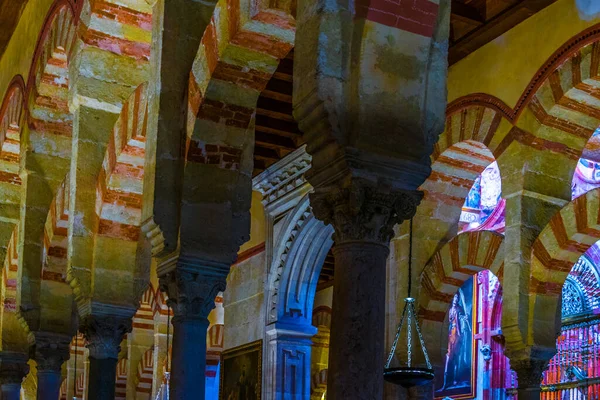 CORDOBA, SPAIN, HAZİRAN 8, 2016: İspanya 'nın Cordoba kentindeki la Mezquita katedralinin kemerleri ve sütunları.