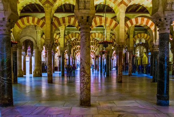 CORDOBA, SPAIN, HAZİRAN 8, 2016: İspanya 'nın Cordoba kentindeki la Mezquita katedralinin kemerleri ve sütunları.