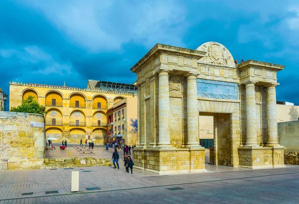 CORDOBA, SPAIN, HAZİRAN 8, 2016: Cordoba 'daki Puerta del Puente' de insanlar geziniyor