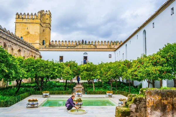 CORDOBA, SPAIN, HAZİRAN 8 HAZİRAN 2016: İnsanlar İspanya 'nın Cordoba kentindeki Cristian krallarının kraliyet sarayı olan alcazar de los reyes cristianos' un iç avlusunda geziniyorlar.