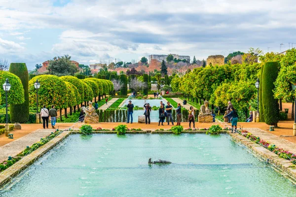 CORDOBA, SPAIN, HAZİRAN 8 HAZİRAN 2016: İnsanlar İspanya 'nın Cordoba kentindeki Cristian krallarının kraliyet sarayı olan alcazar de los reyes cristianos' un güzel bahçelerine hayran.