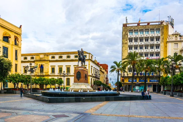 CORDOBA, SPAIN, HAZİRAN 8, 2016: İspanya 'nın Cordoba kentinin ana merkezi olan Plaza de las tendillas meydanının manzarası.